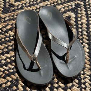 OluKai Ho’opio leather flip flops silver 7